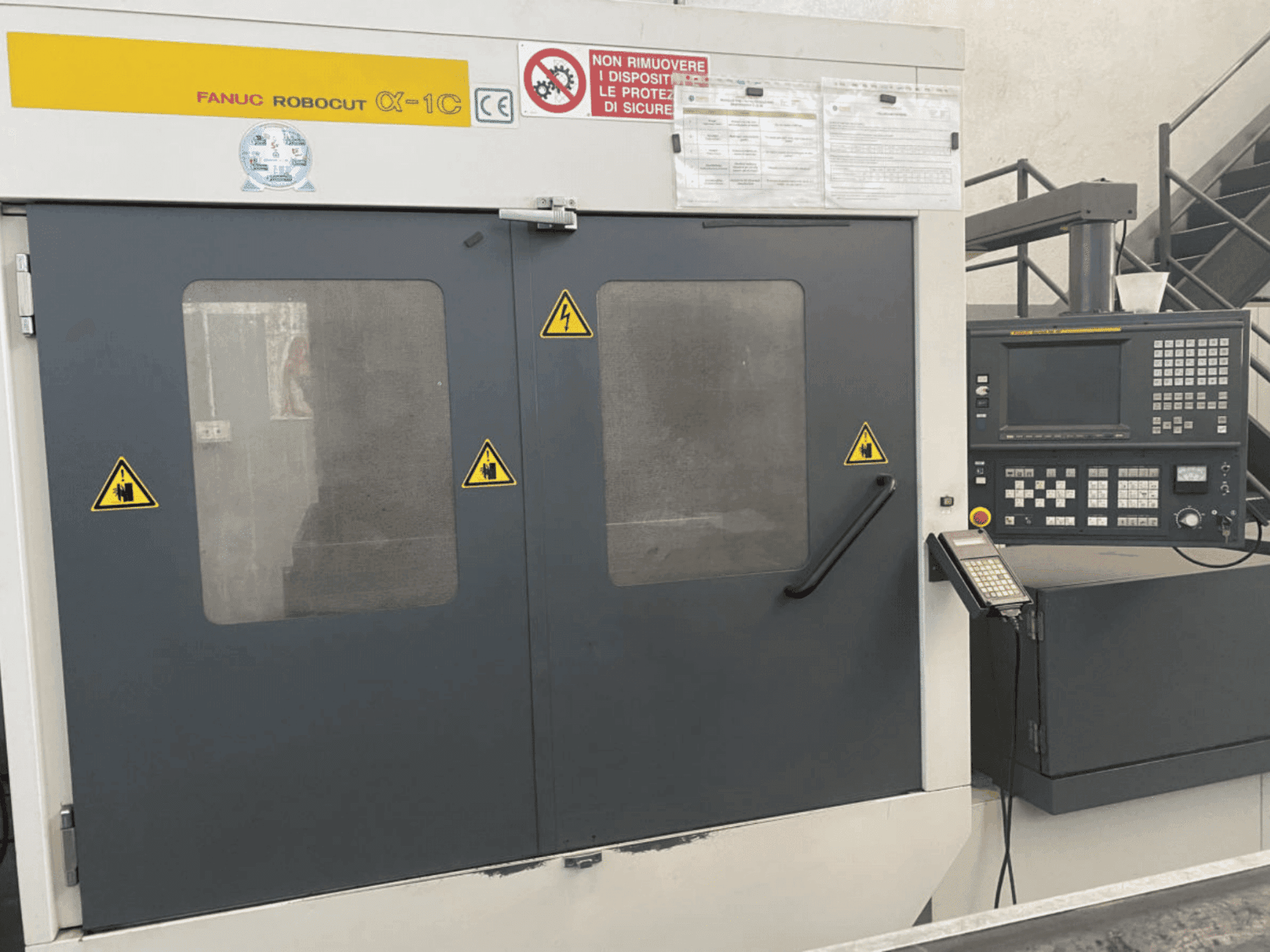 Vista Frontal  da FANUC Robocut alpha-1C  máquina