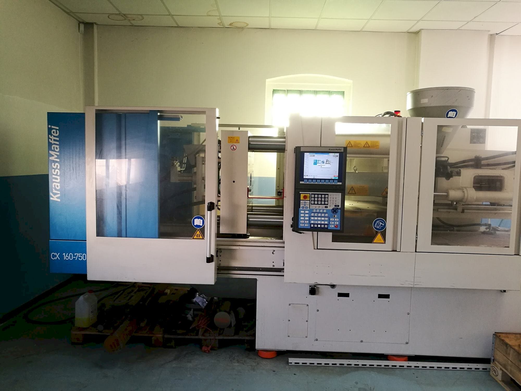 Vista Frontal  da Krauss Maffei KM 160-750 CX  máquina