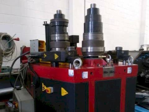 Vista Frontal  da Tauring Alpha 160  máquina