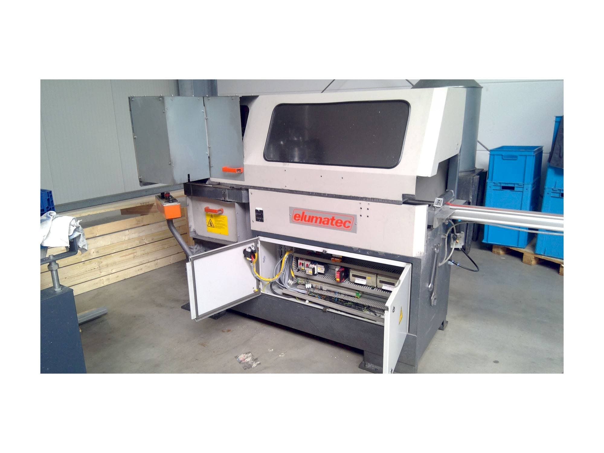 Vista Frontal  da Elumatec SA 142/38  máquina