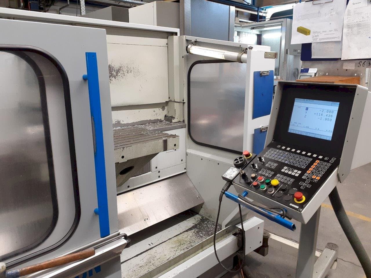 Vista Frontal  da MIKRON UME 600  máquina