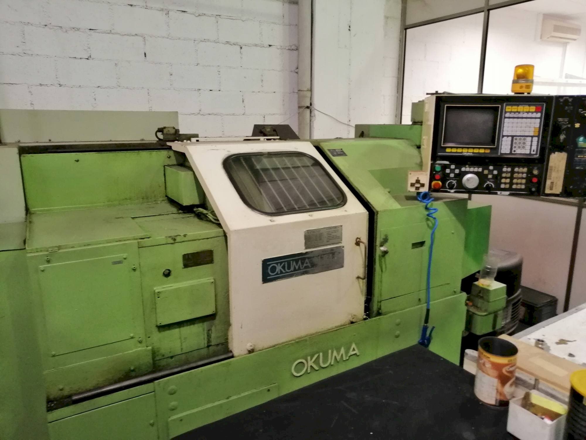 Vista Frontal  da Okuma LB15  máquina