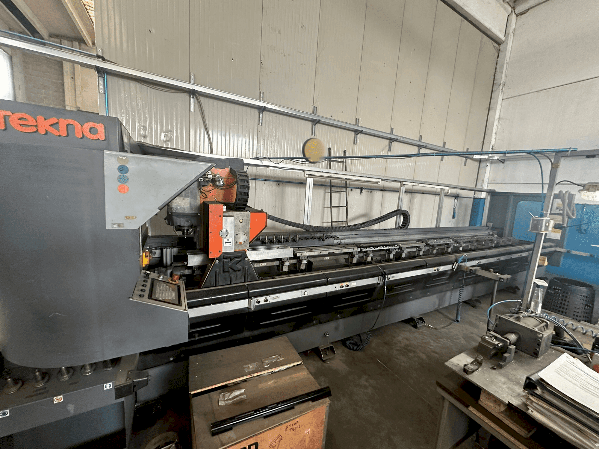 Vista Frontal  da Tekna Tk427/6  máquina