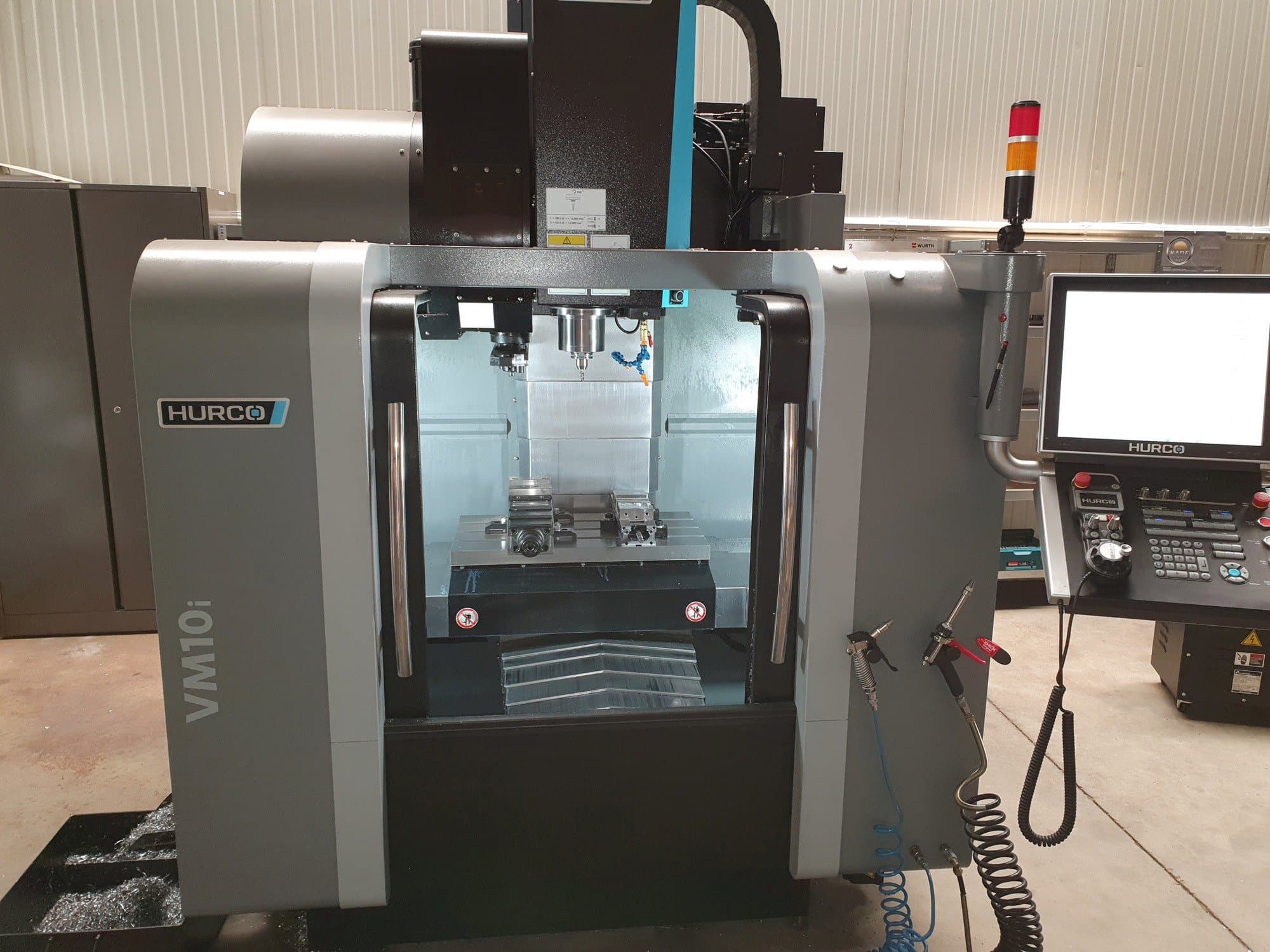 Vista Frontal  da Hurco VM10i  máquina