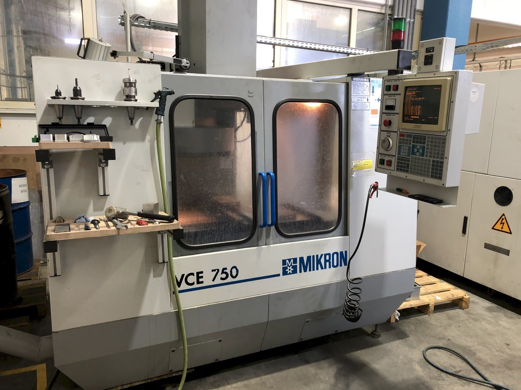 Vista Frontal  da MIKRON VCE 750  máquina