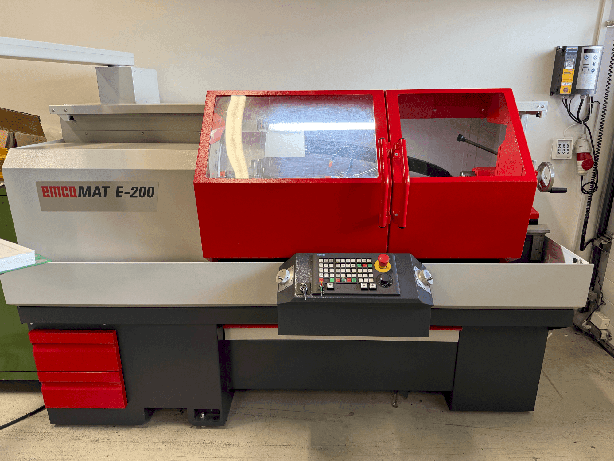 Vista Frontal  da EMCO Emcomat E-200  máquina