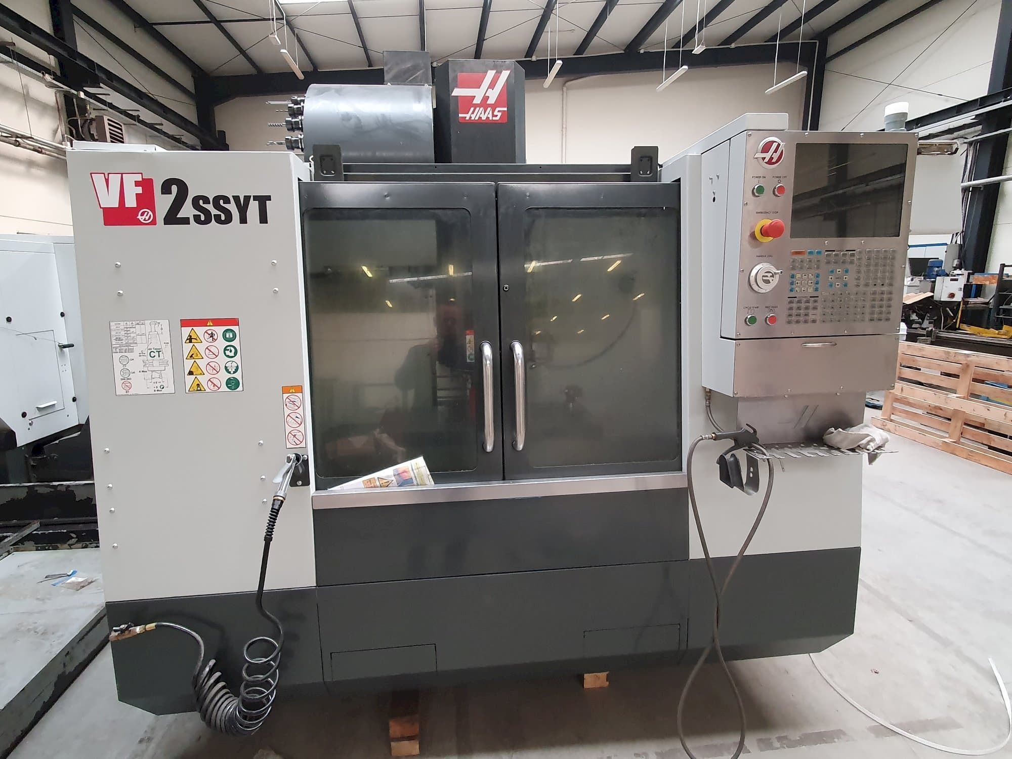 Vista Frontal  da HAAS VF-2SSYT  máquina