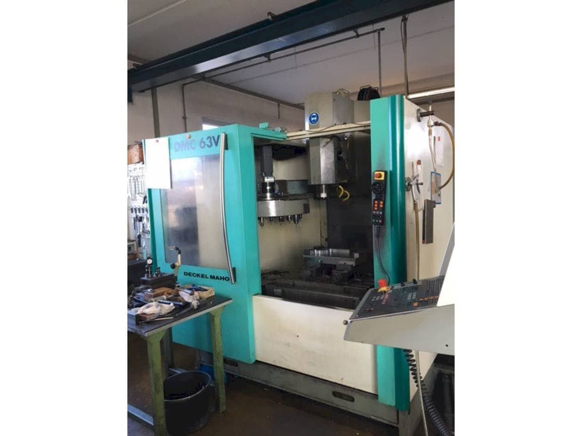 Vista Frontal  da DMC DMC 63V  máquina