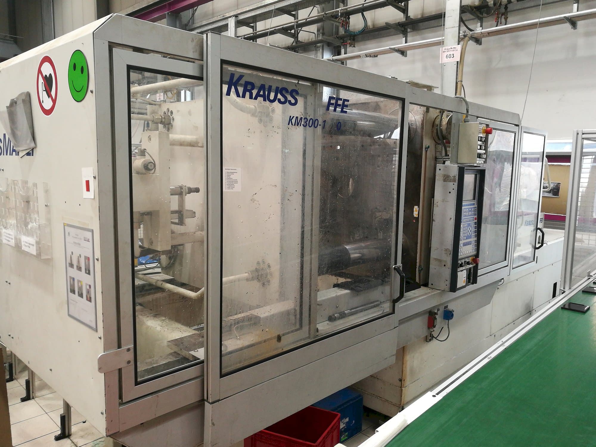 Vista Esquerda  da Krauss Maffei KM 300-1400 C2  máquina