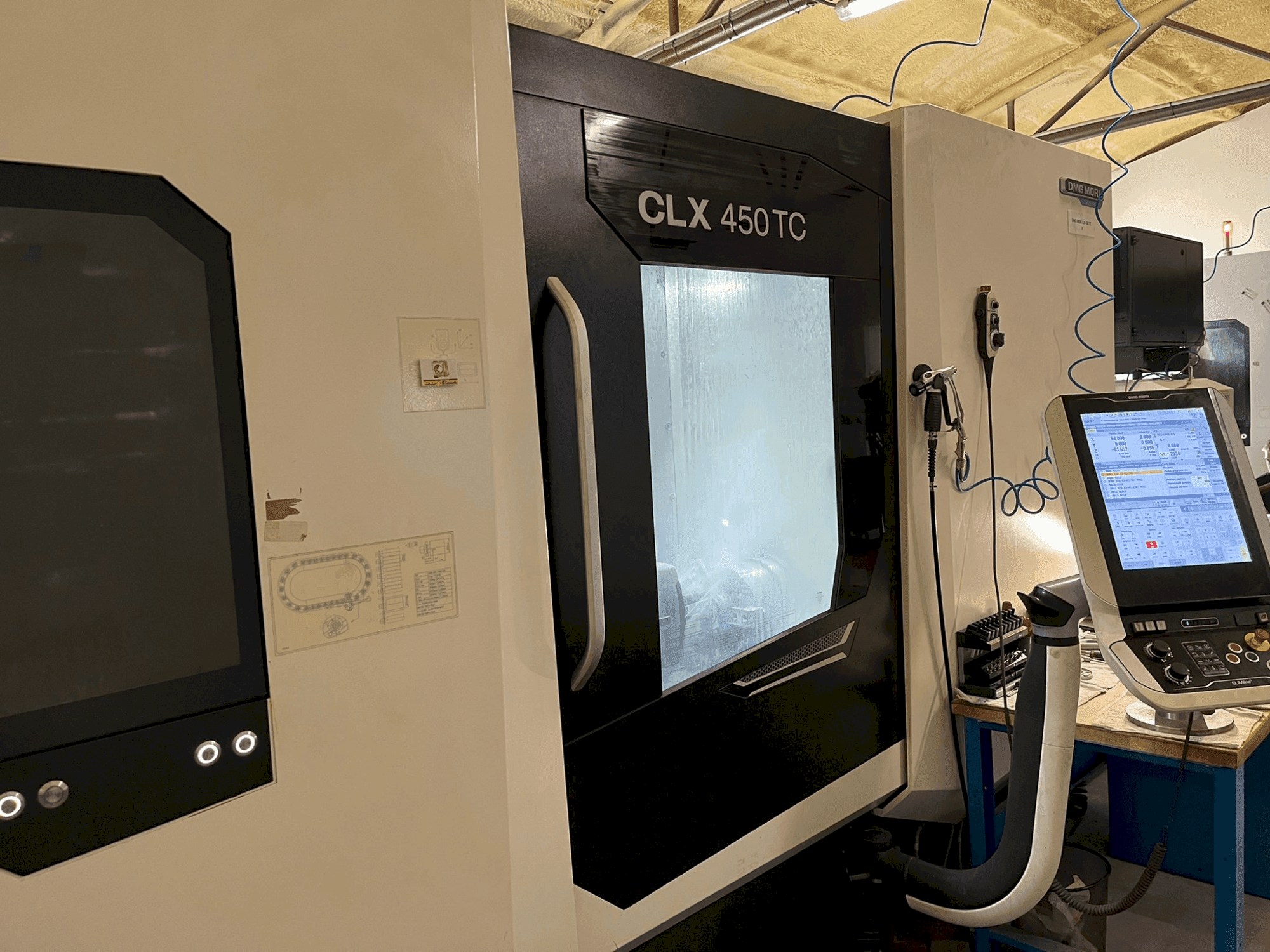 Vista Frontal  da DMG MORI CLX 450 TC  máquina