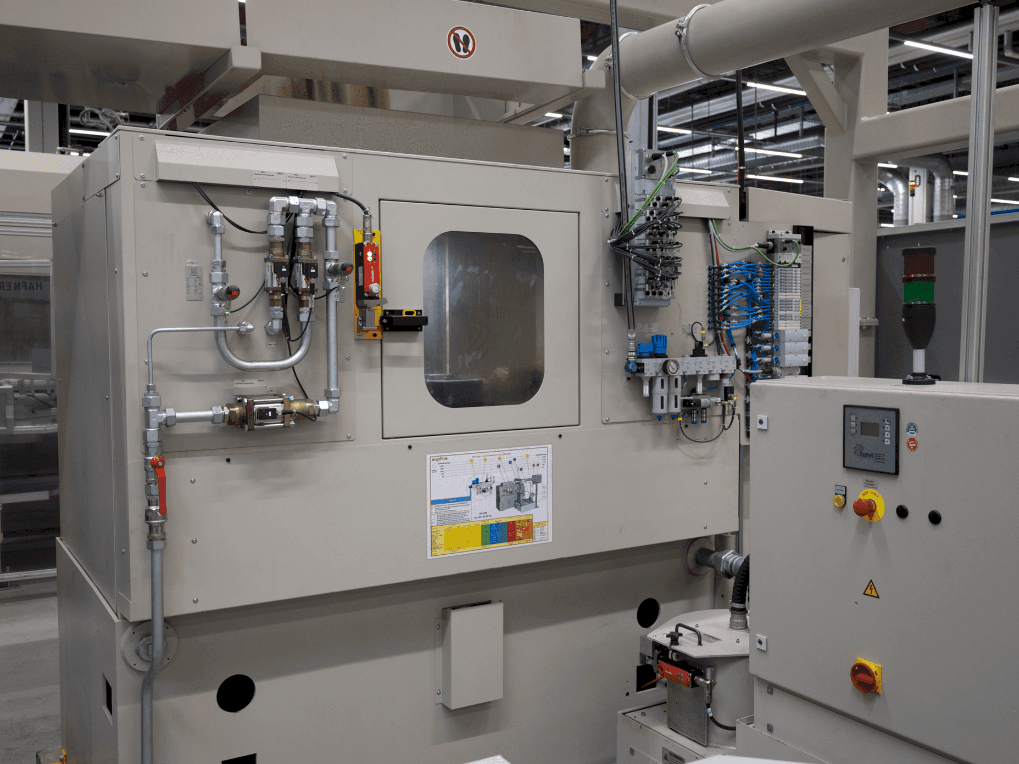 Vista Frontal  da SUPFINA LCM 220/4-220/3  máquina