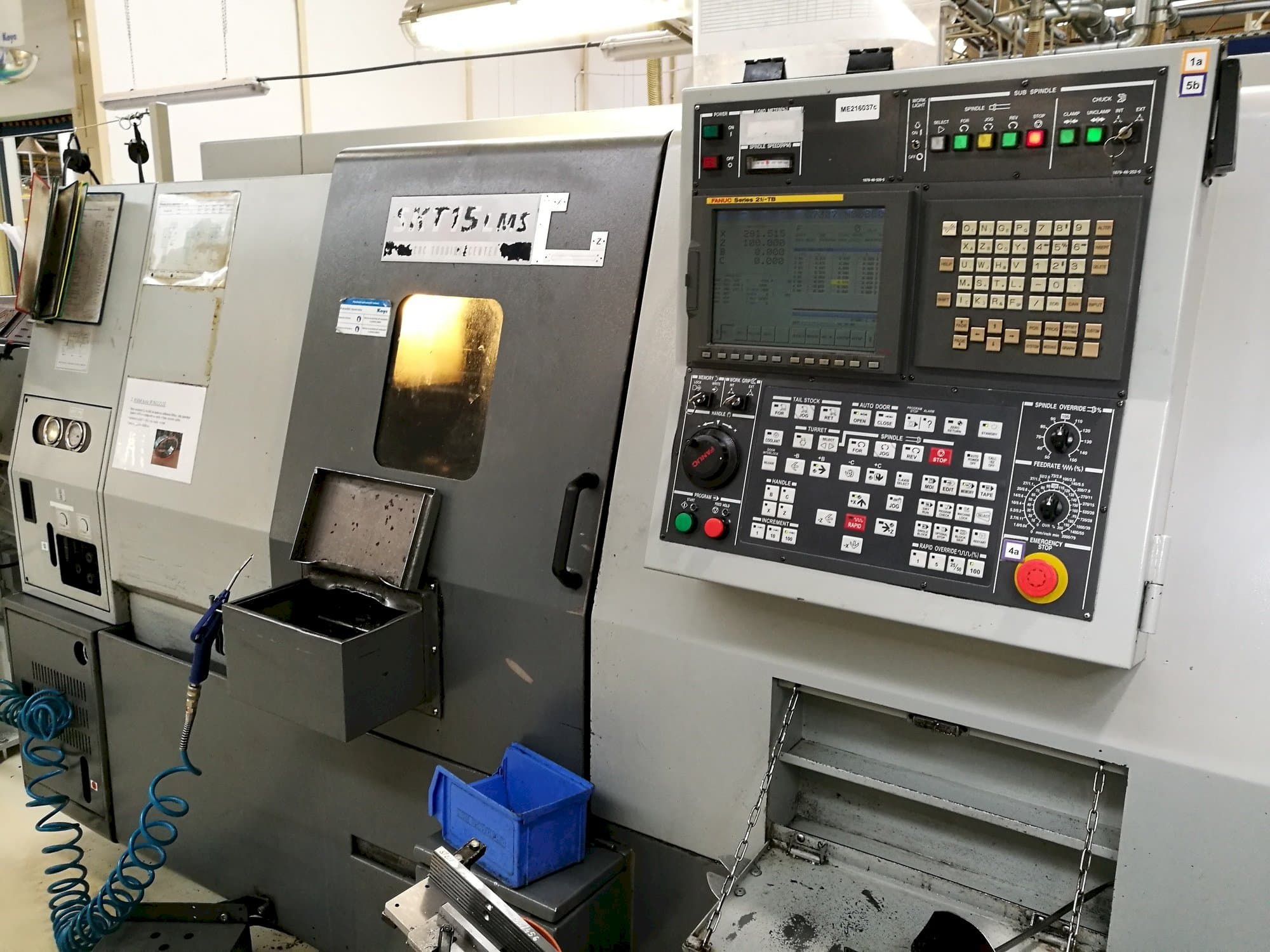 Vista Frontal  da Hyundai Kia SKT 15 LMS  máquina