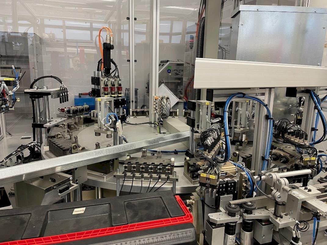 Vista Frontal  da TEAM AUTOMATION BERLIN Tattoo Needle Testing System  máquina