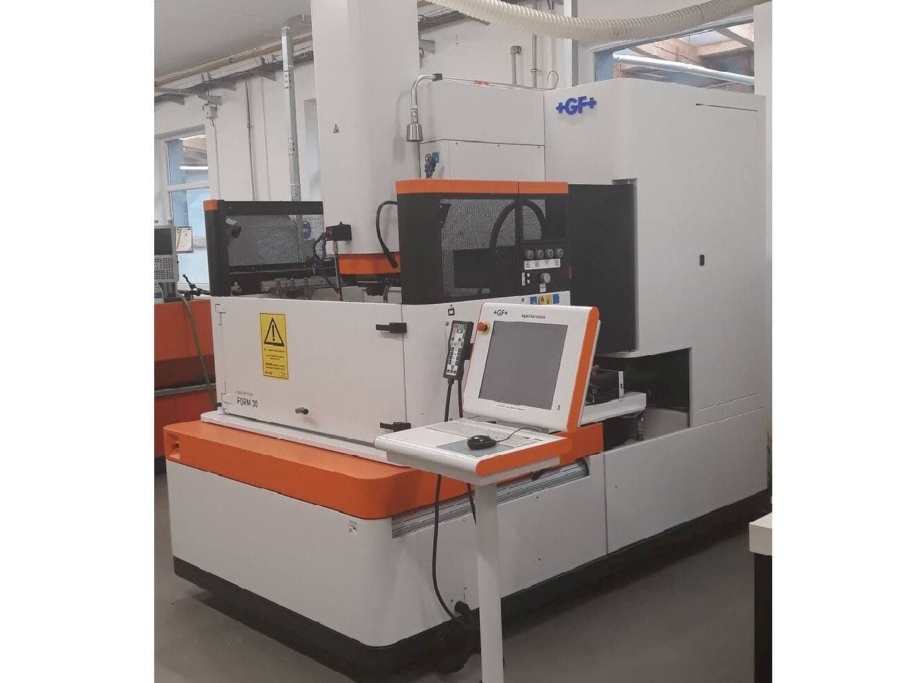 Vista Frontal  da AgieCharmilles Form 30  máquina