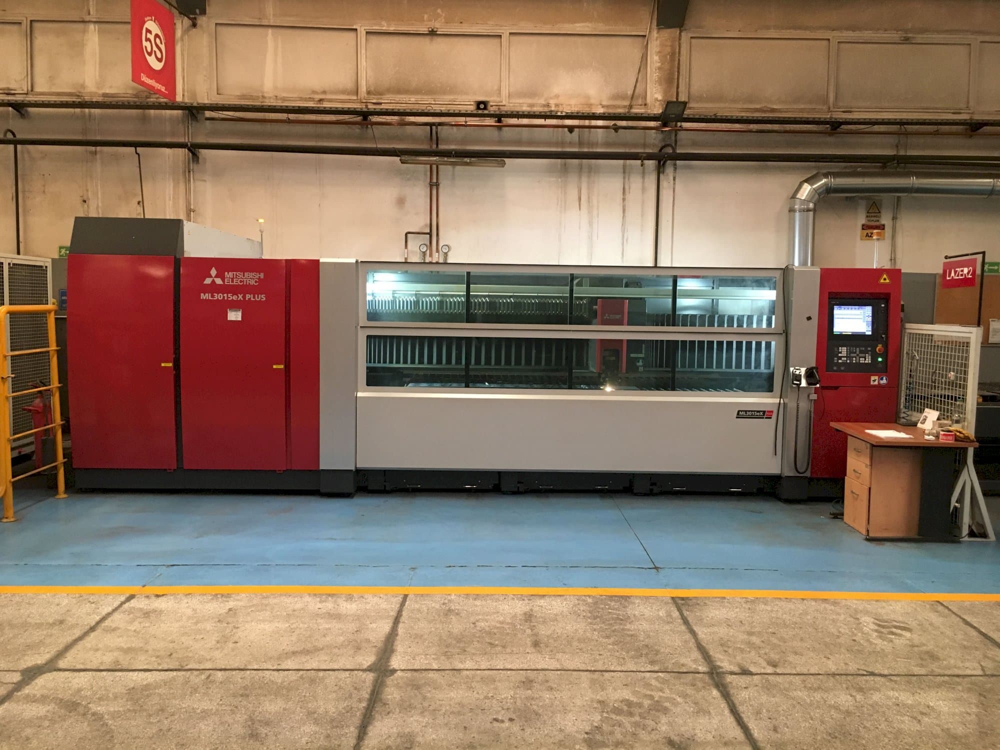 Vista Frontal  da Mitsubishi MI3015eX-Plus  máquina