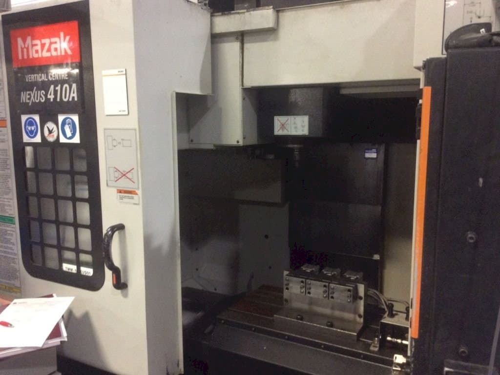 Vista Frontal  da Mazak Nexus VCN 410A  máquina
