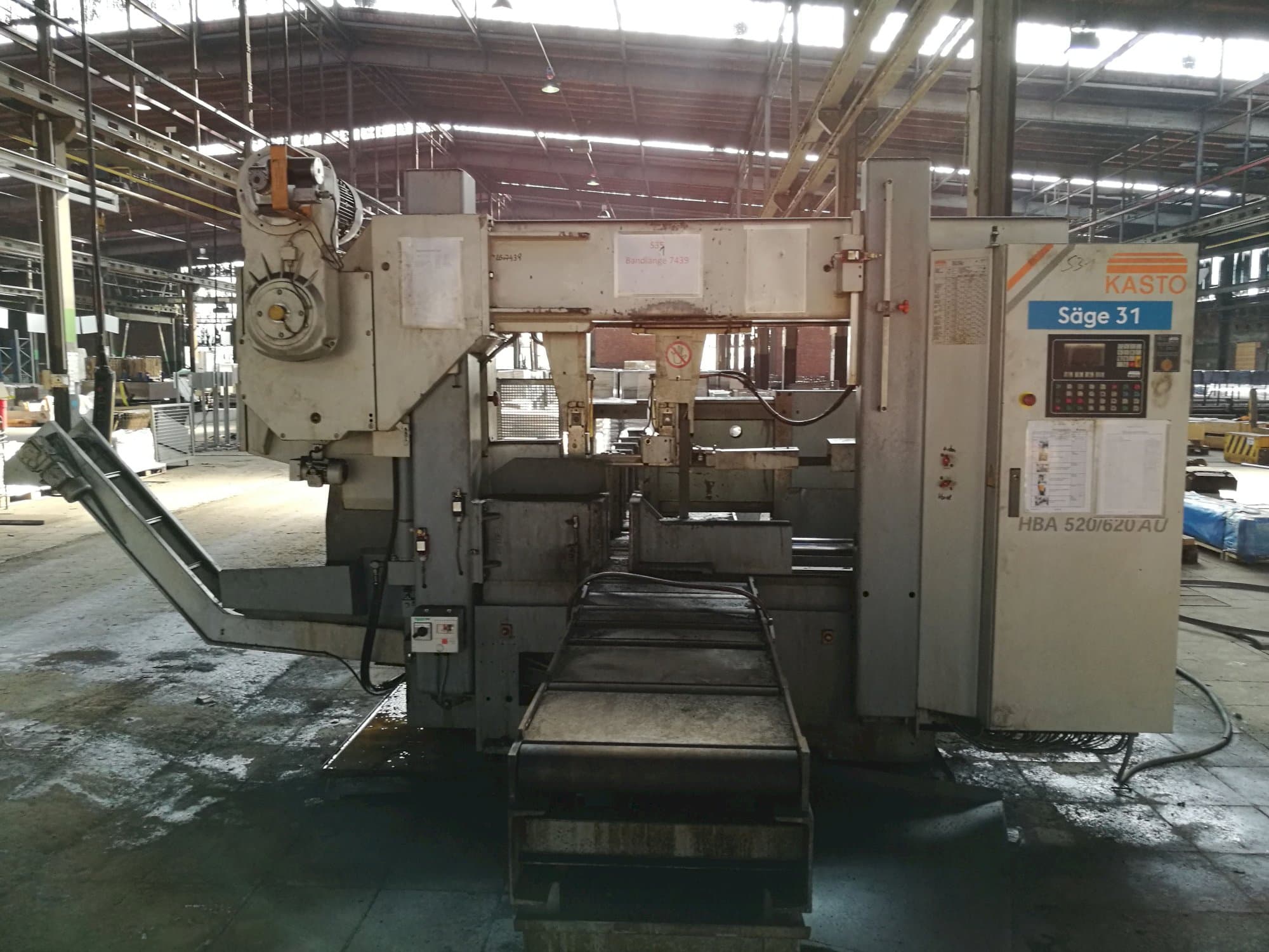 Vista Frontal  da KASTO HBA 520/620 AU  máquina