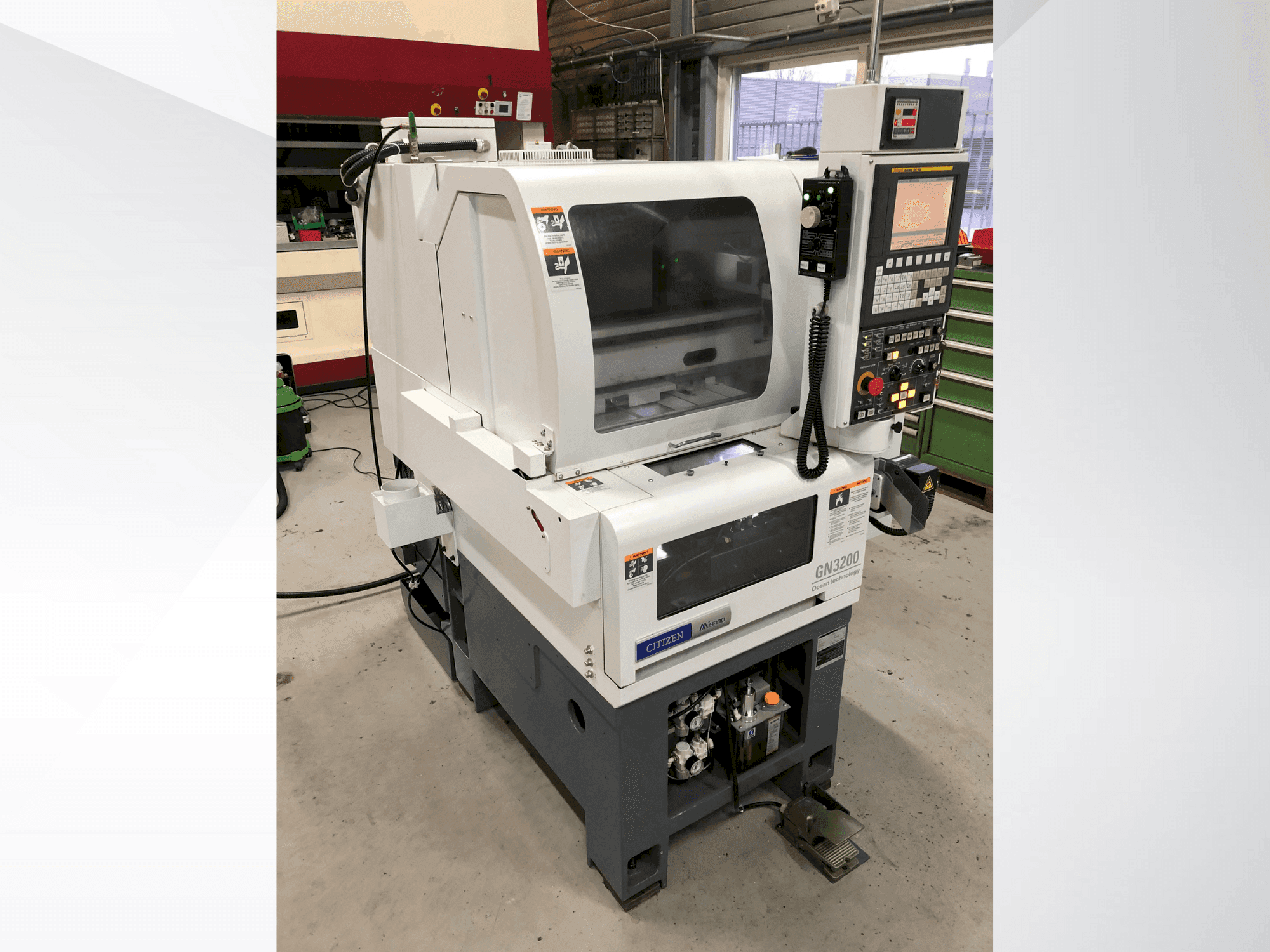 Vista Frontal  da Citizen Miyano GN-3200  máquina