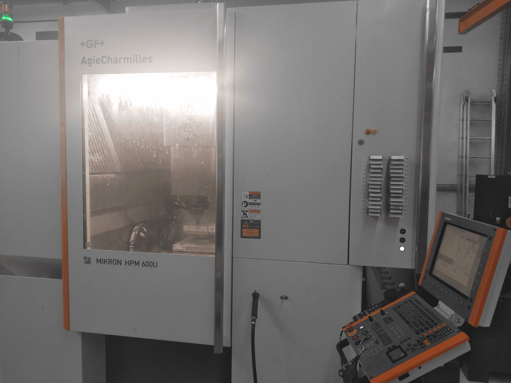 Vista Frontal  da MIKRON HPM 600U  máquina