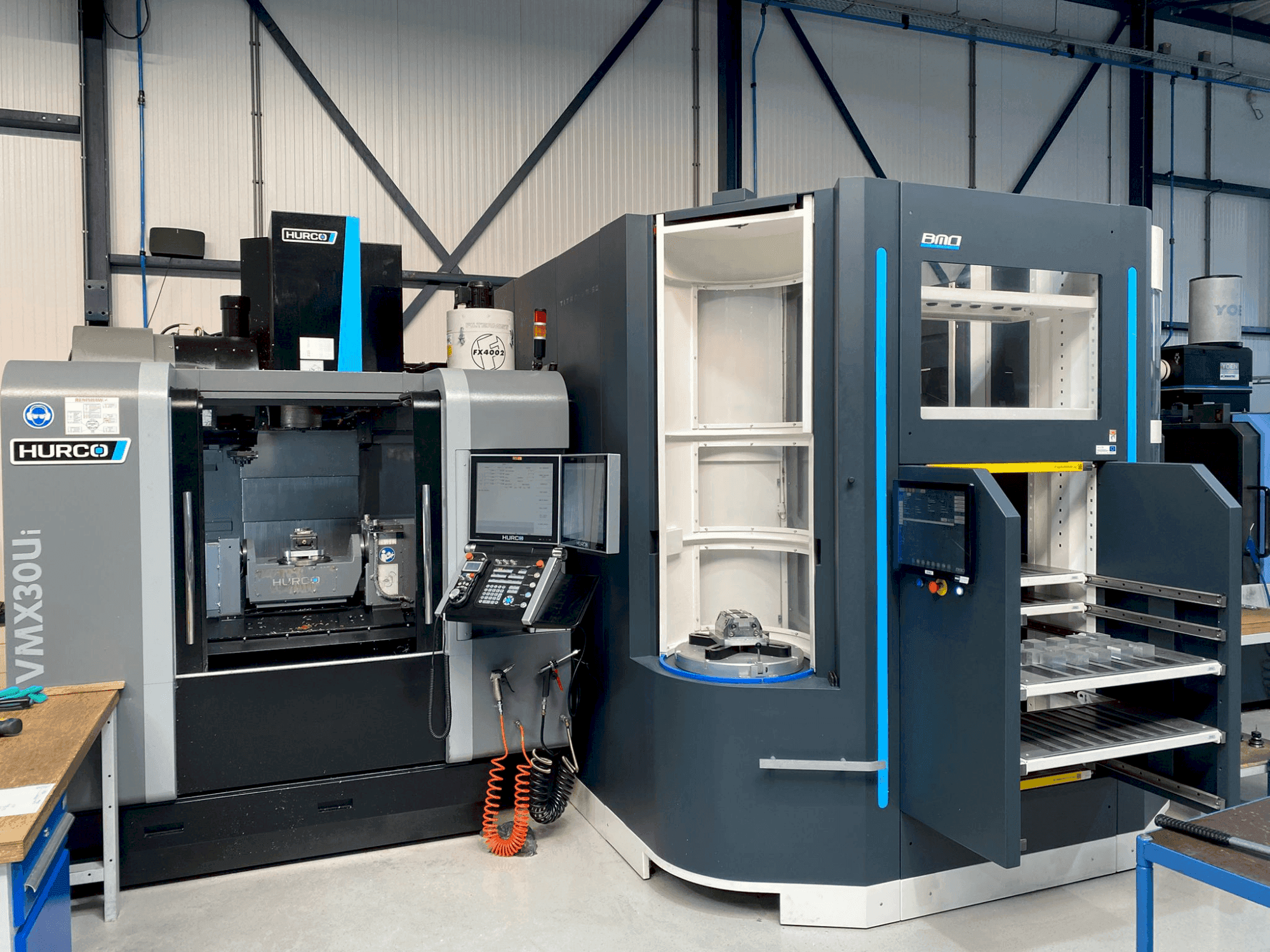 Vista Frontal  da Hurco VMX30Ui + BMO Automation Titanium 50  máquina
