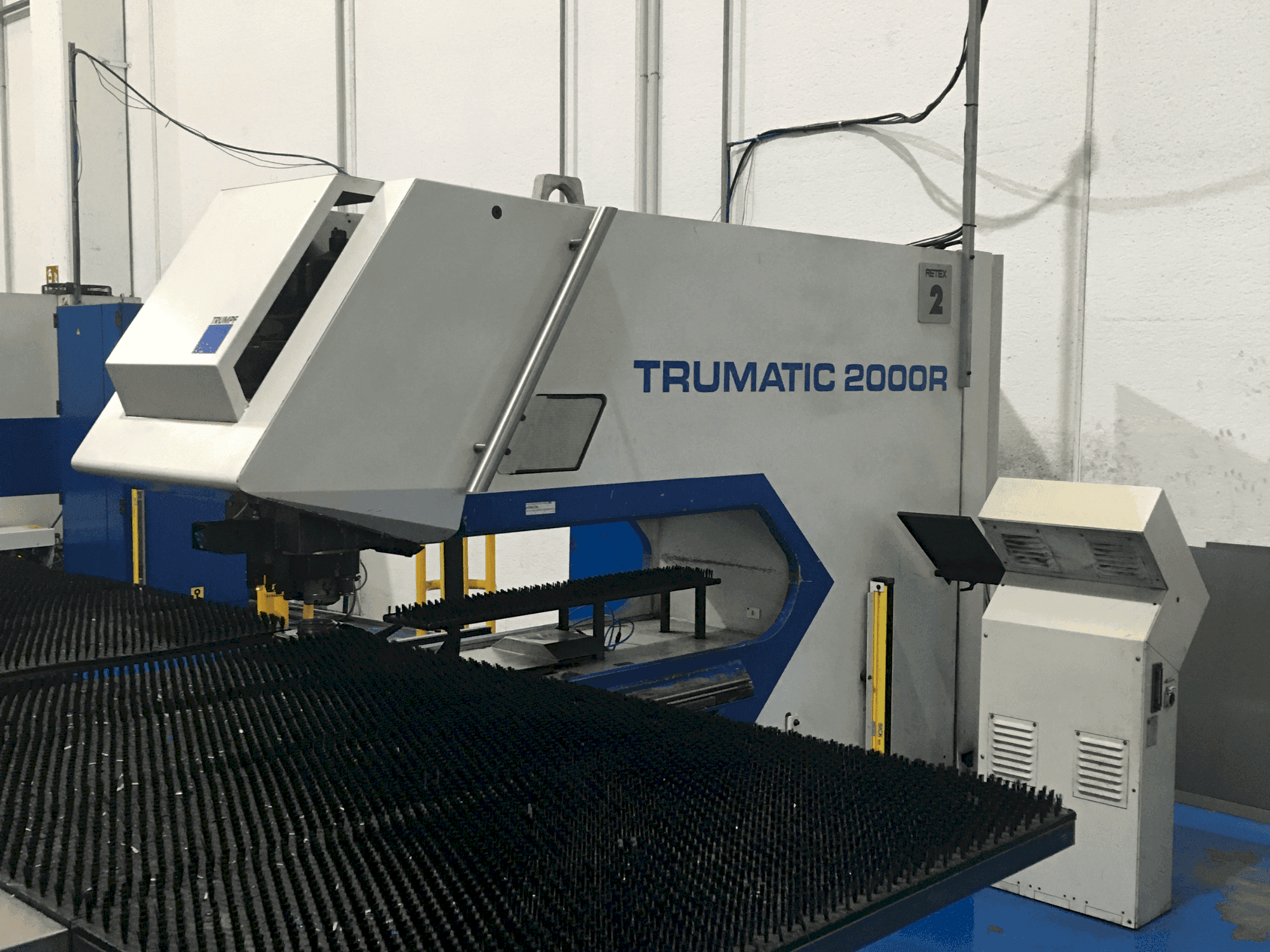 Vista Frontal  da TRUMPF TC2000R  máquina