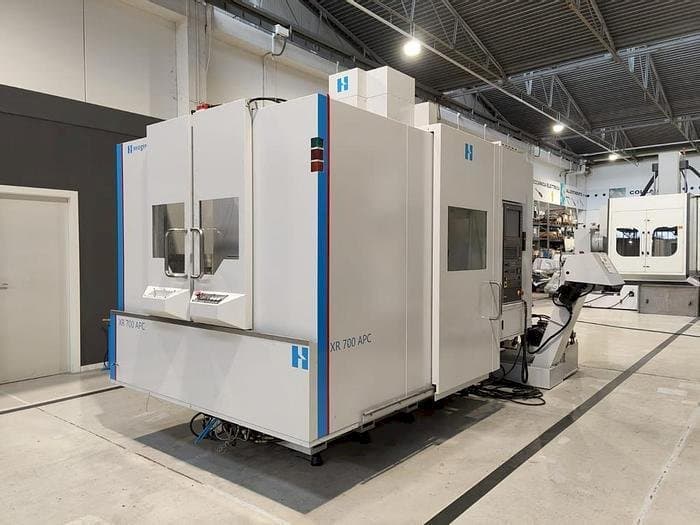 Vista Frontal  da Bridgeport XR-700 APC  máquina