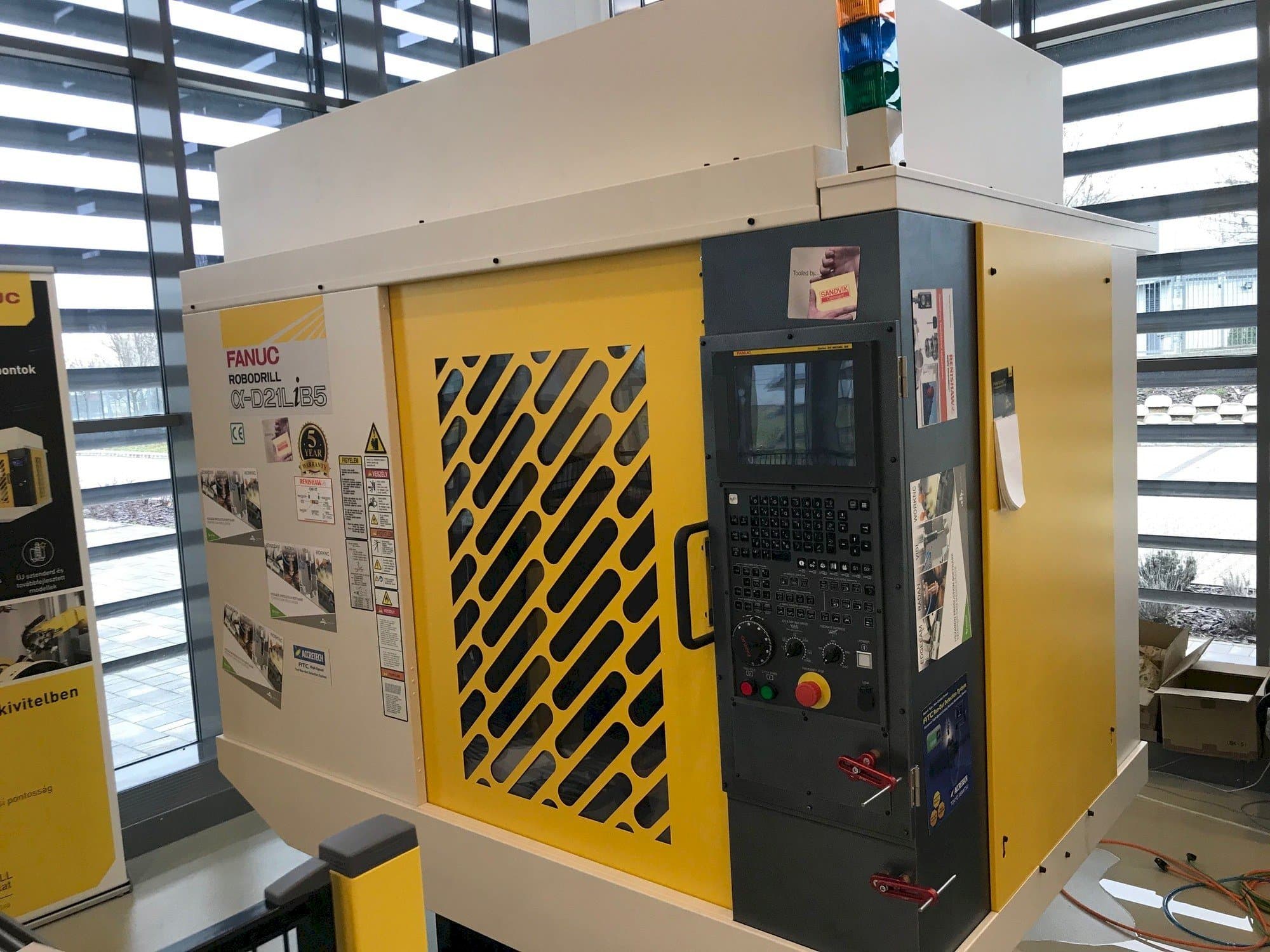 Vista Frontal  da FANUC Robodrill Alpha D21LIB5  máquina