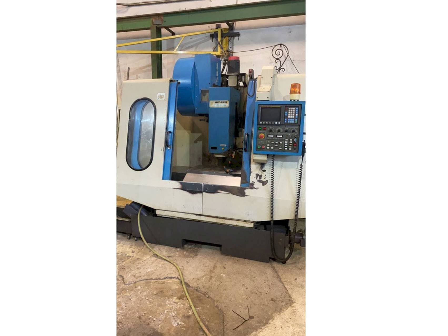 Vista Frontal  da Johnford VMC 650A  máquina