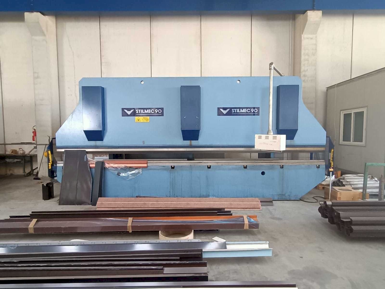 Vista Frontal  da Stillmec 90 6500 x 200 ton  máquina