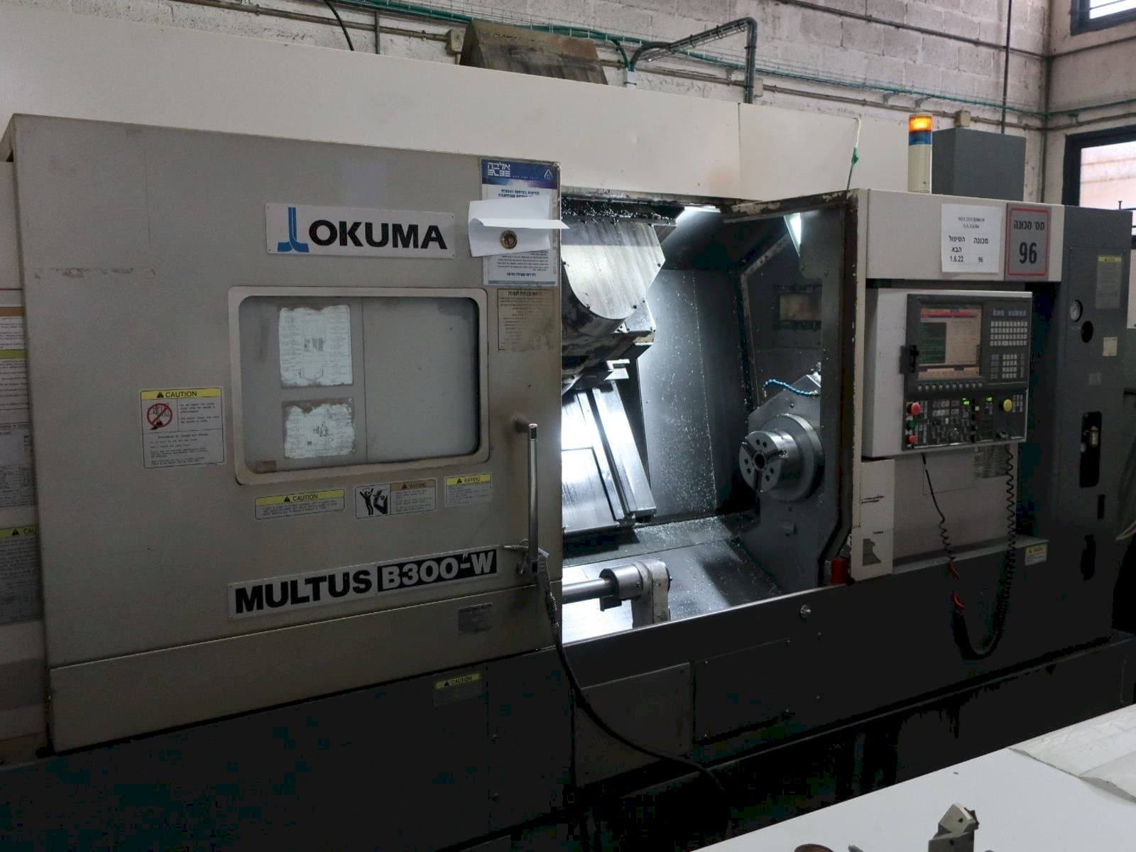 Vista Frontal  da Okuma MULTUS B300-W  máquina