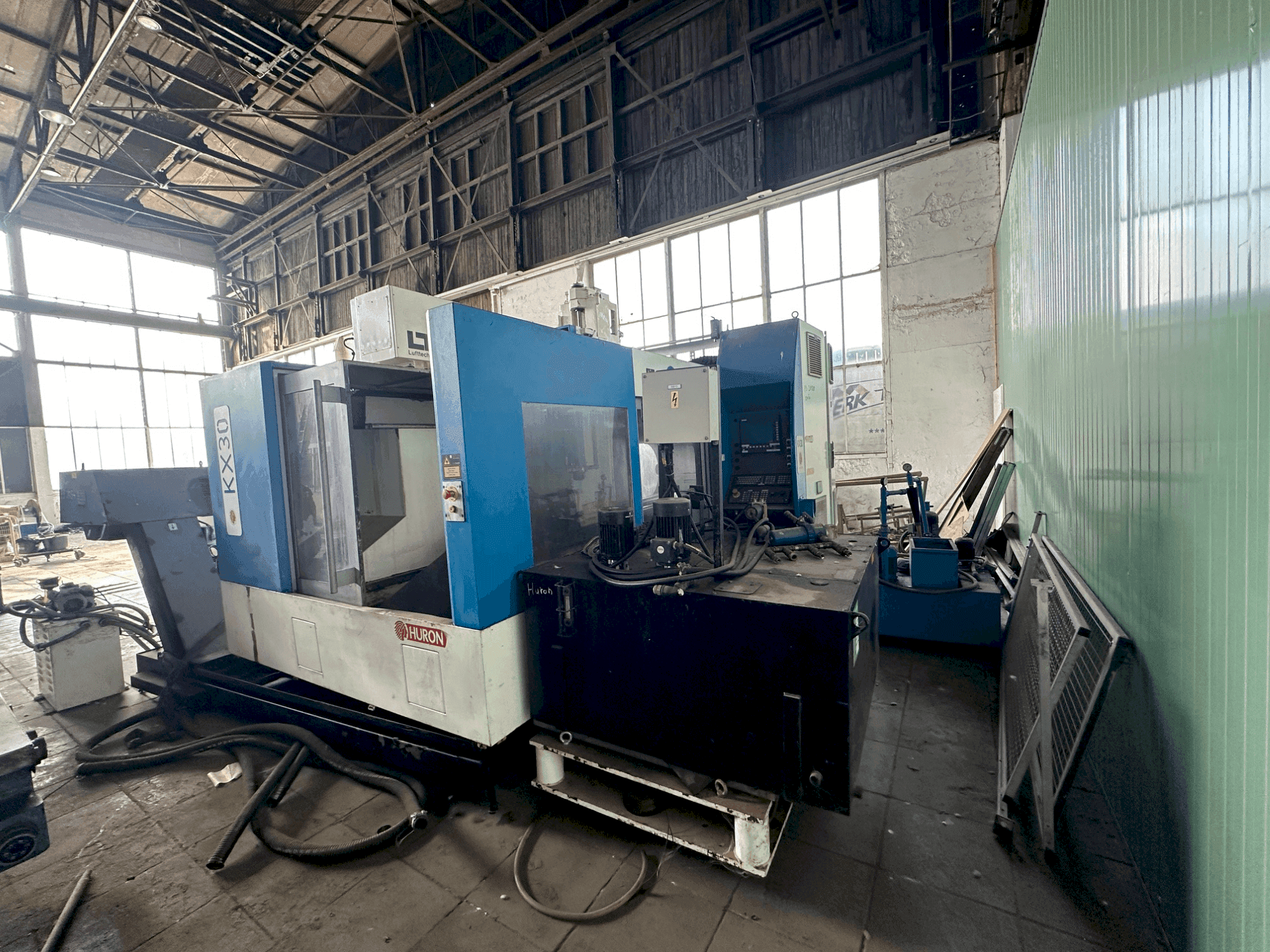 Vista Frontal  da Huron KX30  máquina