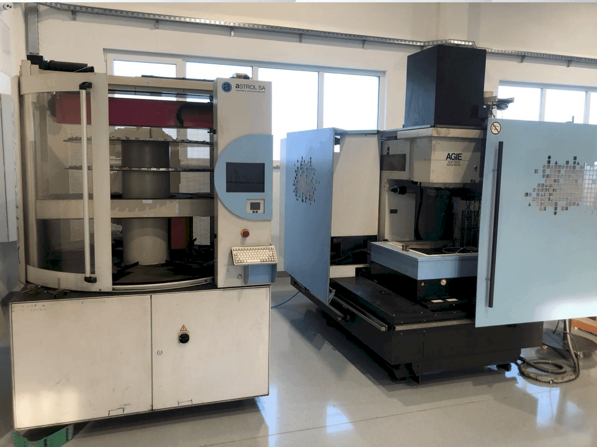 Vista Frontal  da AGIE AGIETRON Innovation 2  máquina