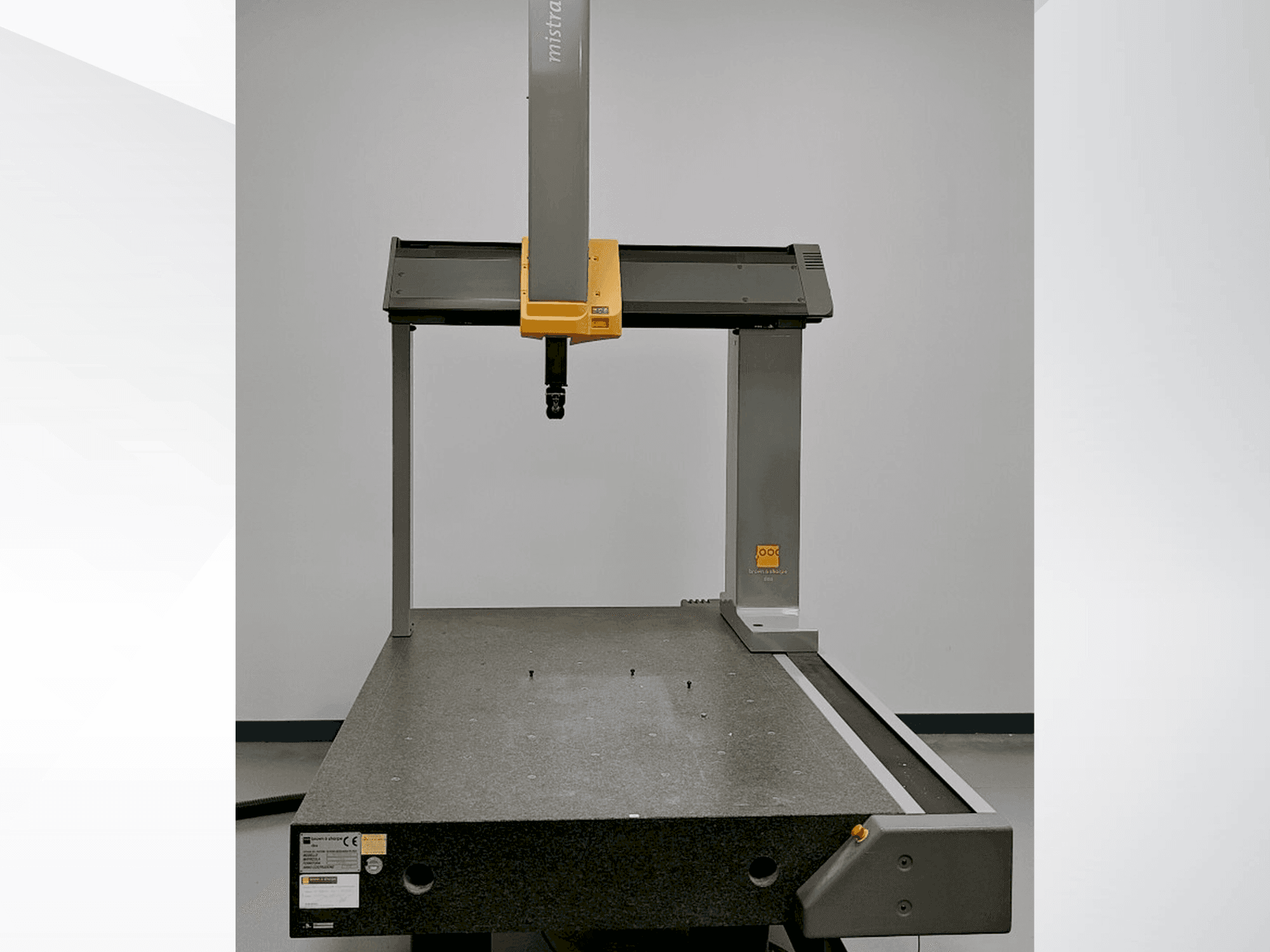 Vista Frontal  da BROWN & SHARPE Mistral  máquina