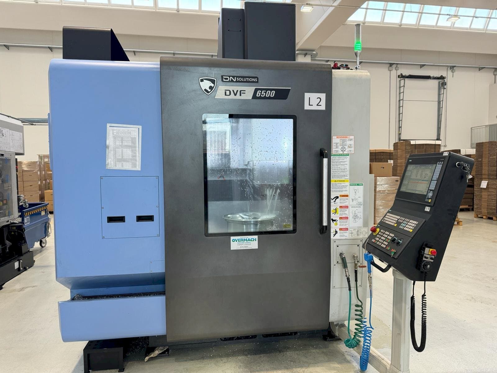 Vista Frontal  da DN SOLUTIONS DVF 6500  máquina