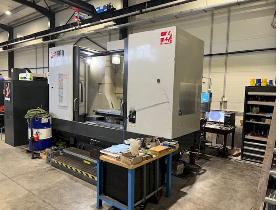 Vista Frontal  da HAAS EC-1600  máquina