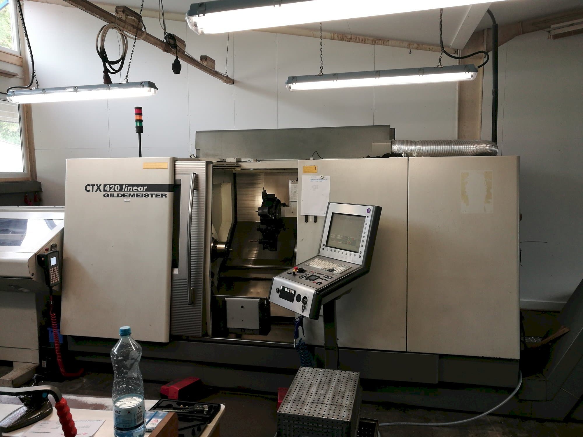 Vista Frontal  da Gildemeister CTX 420 linear  máquina