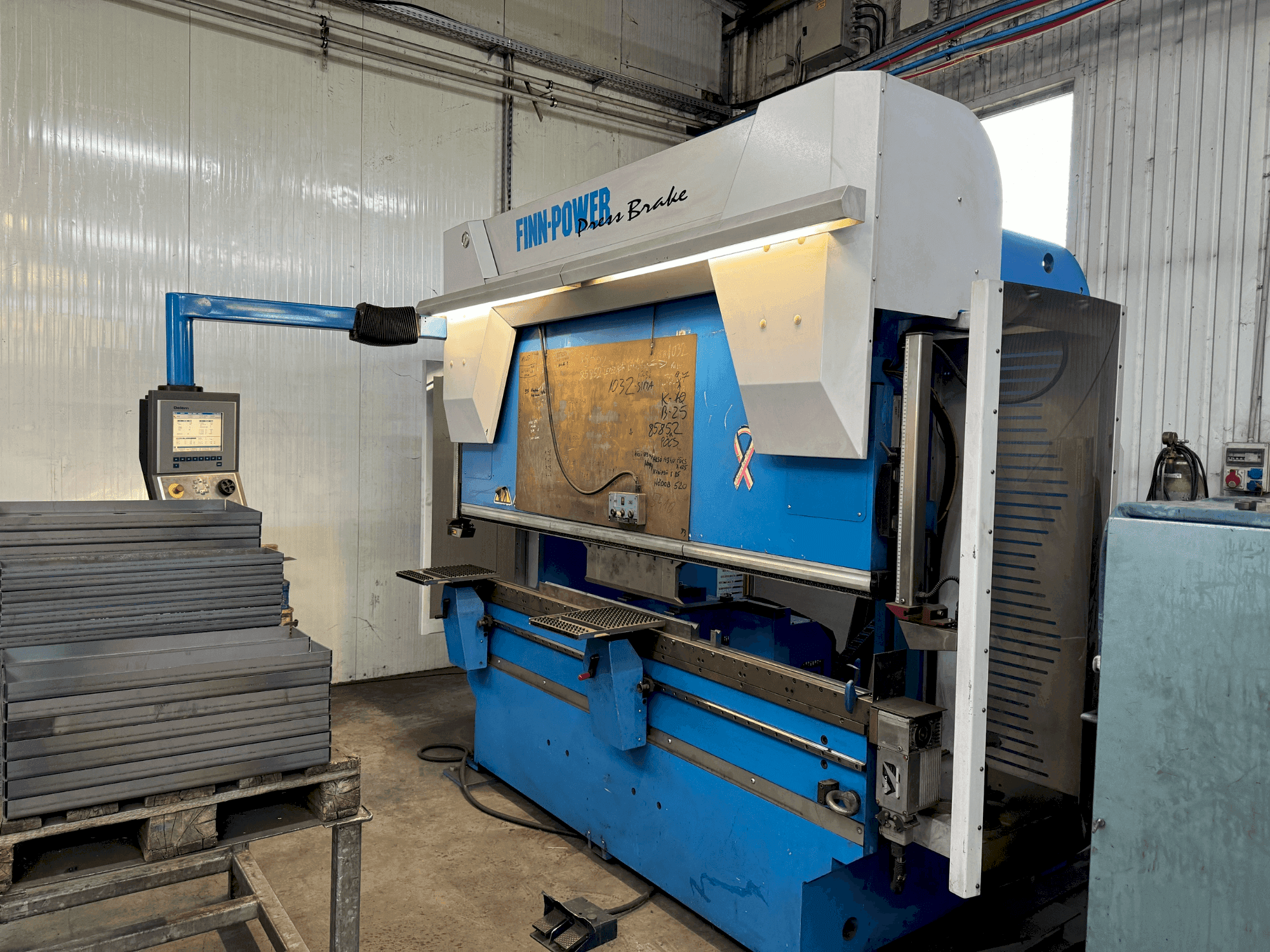 Vista Frontal  da Finn-Power B80.2550  máquina