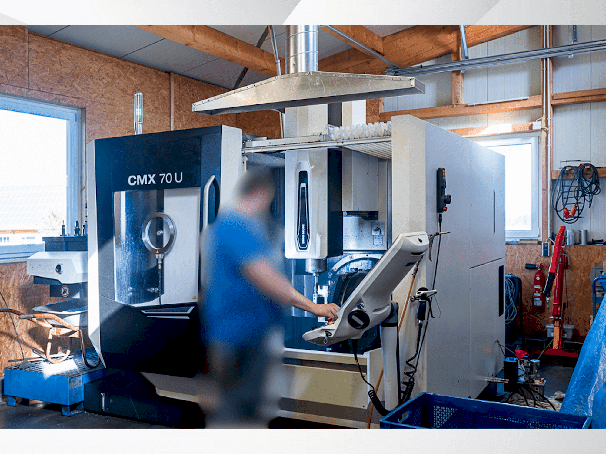 Vista Frontal  da DMG MORI CMX 70 U  máquina