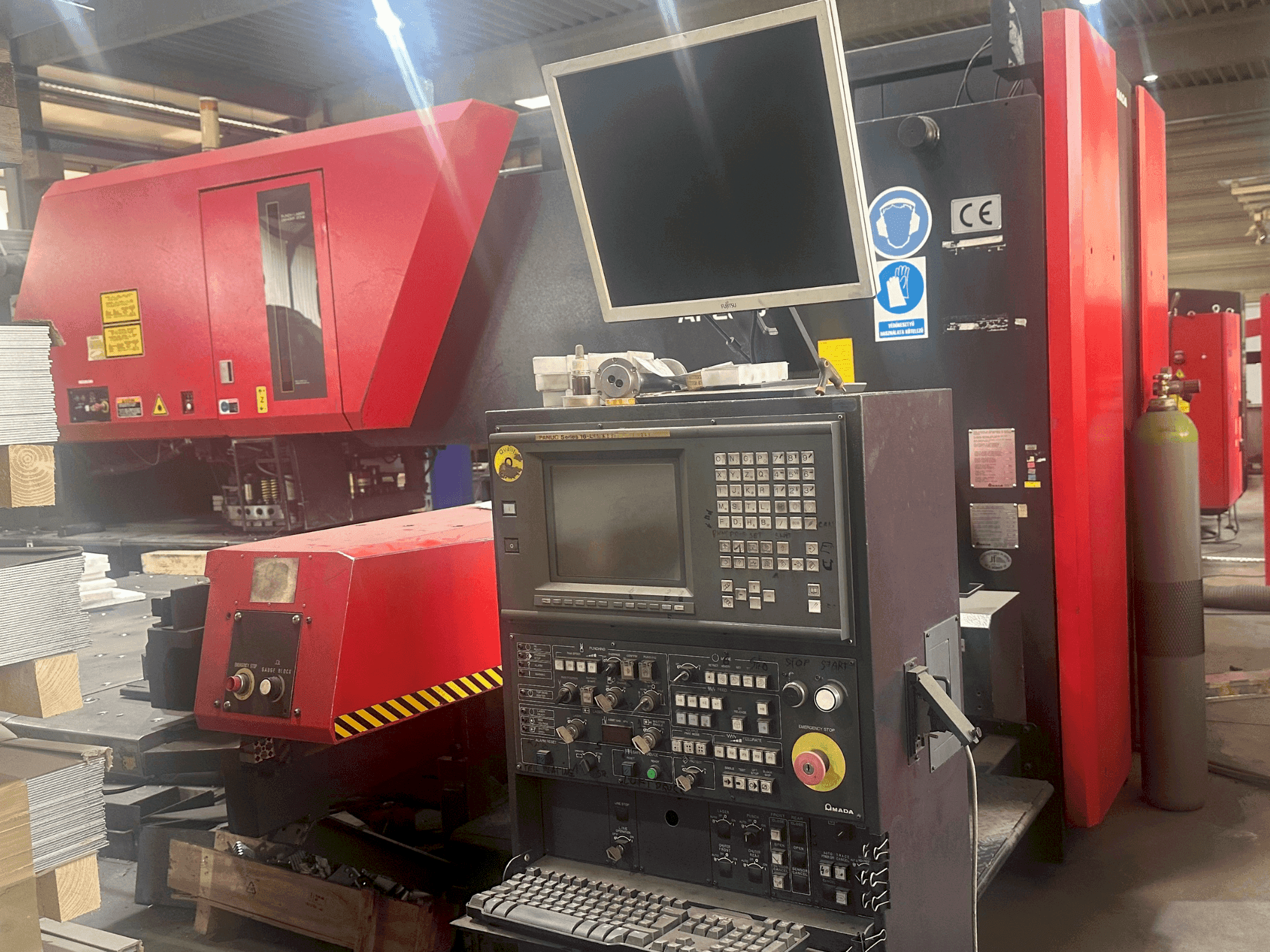 Vista Frontal  da AMADA Apelio III 2610V  máquina