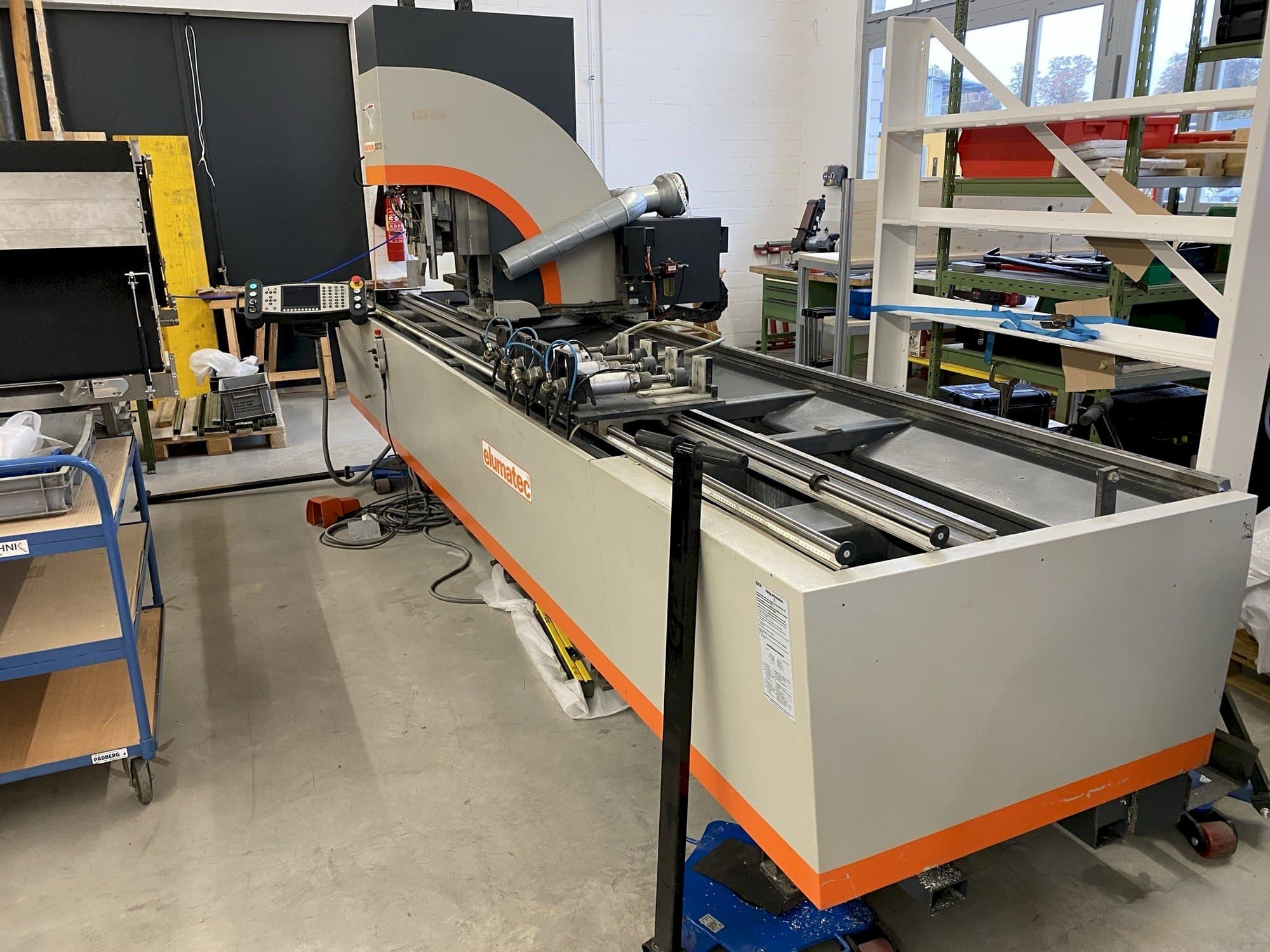 Vista Frontal  da Elumatec SBZ 122/3  máquina