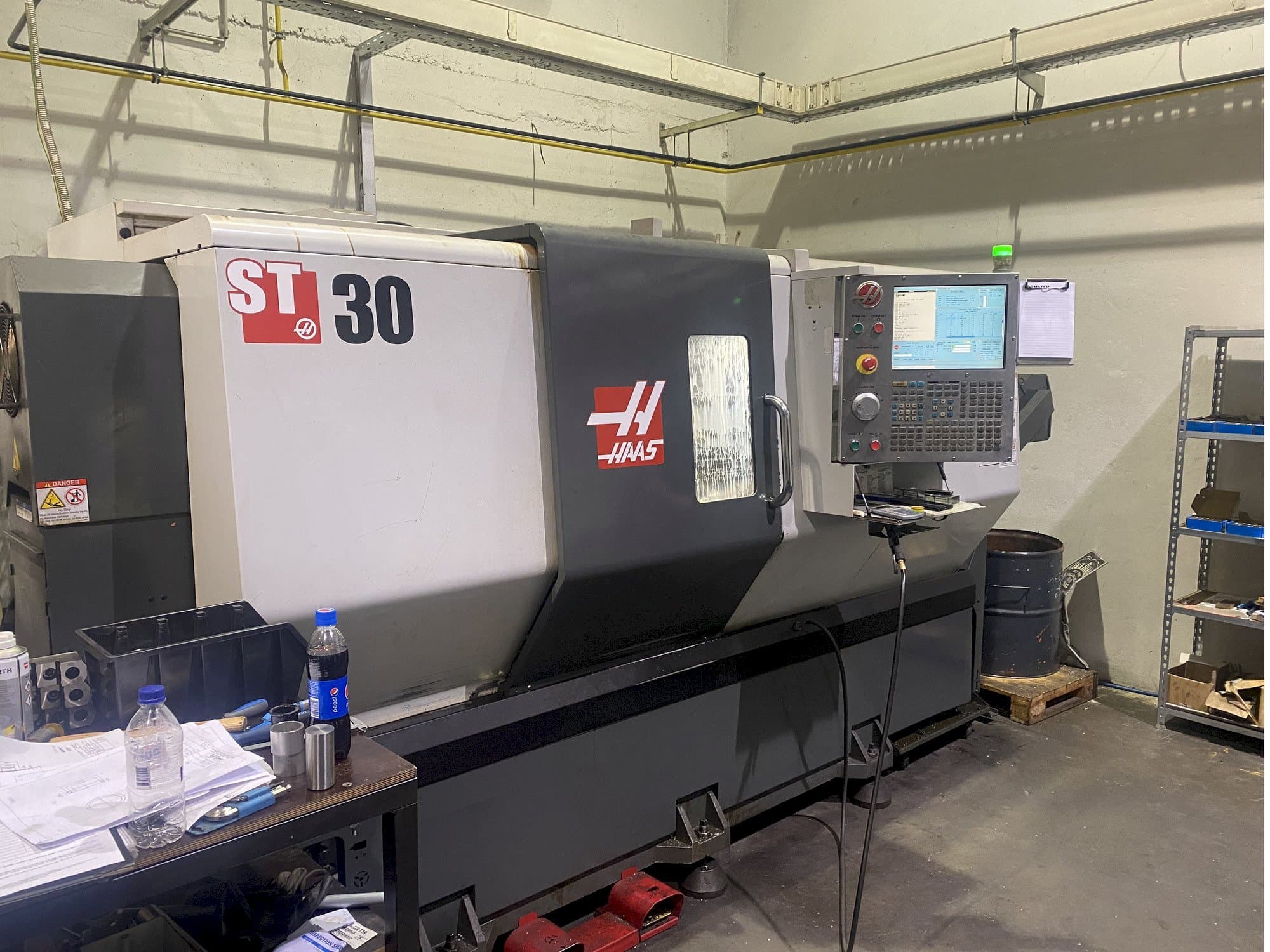 Vista Frontal  da HAAS ST 30  máquina