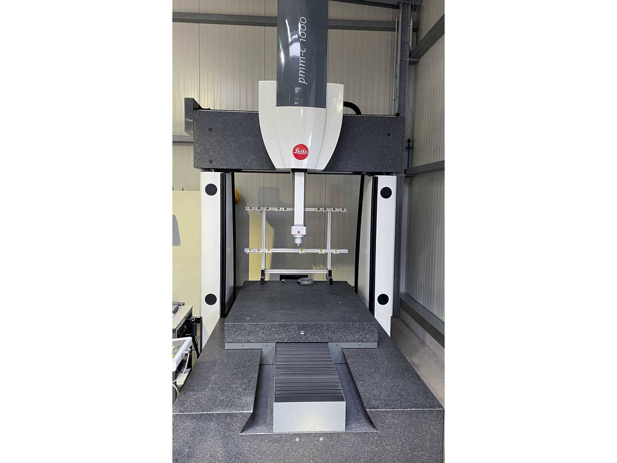 Vista Frontal  da Hexagon PMM-C 1000  máquina