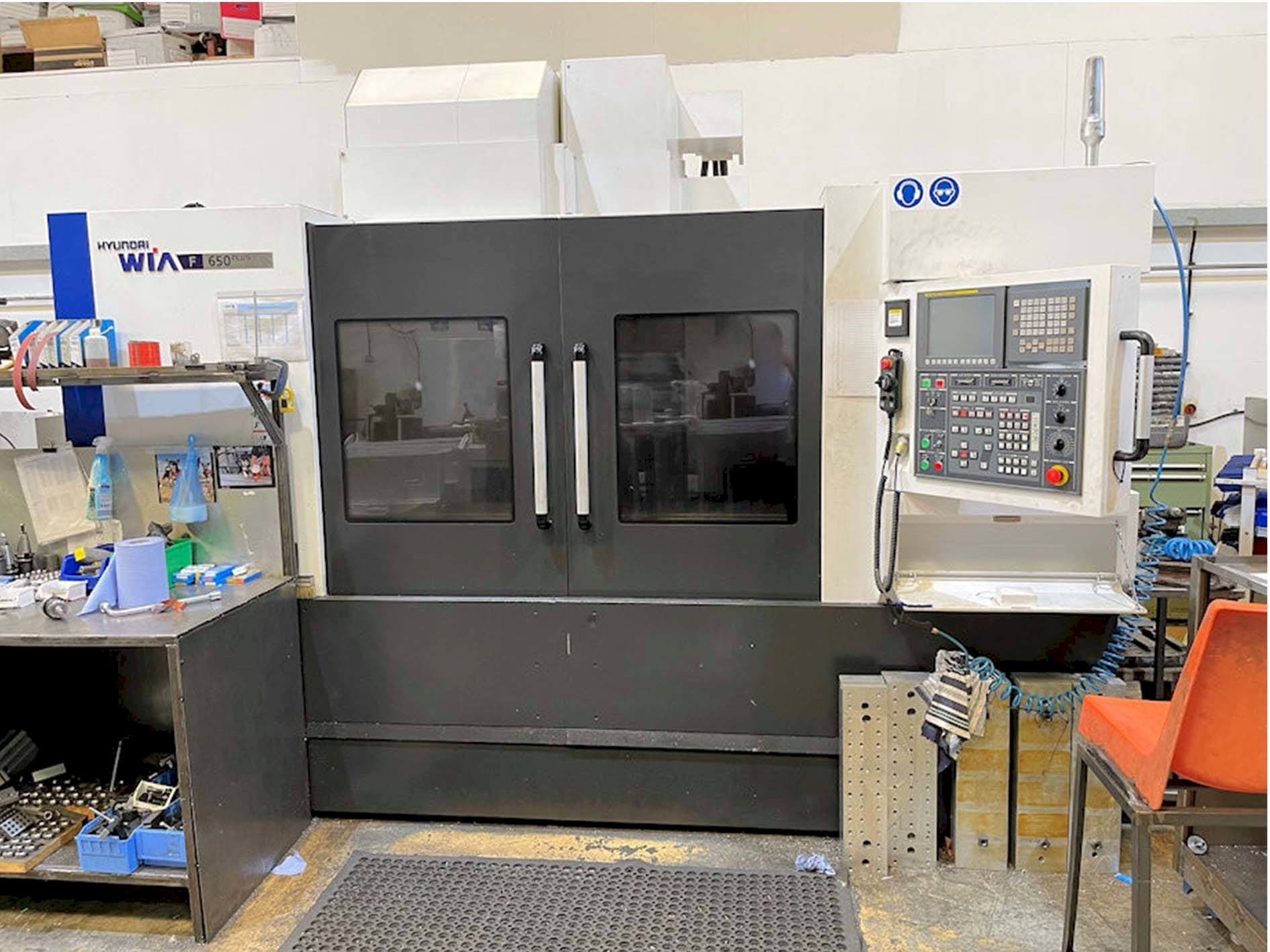 Vista Frontal  da Hyundai Wia F650 PLUS  máquina