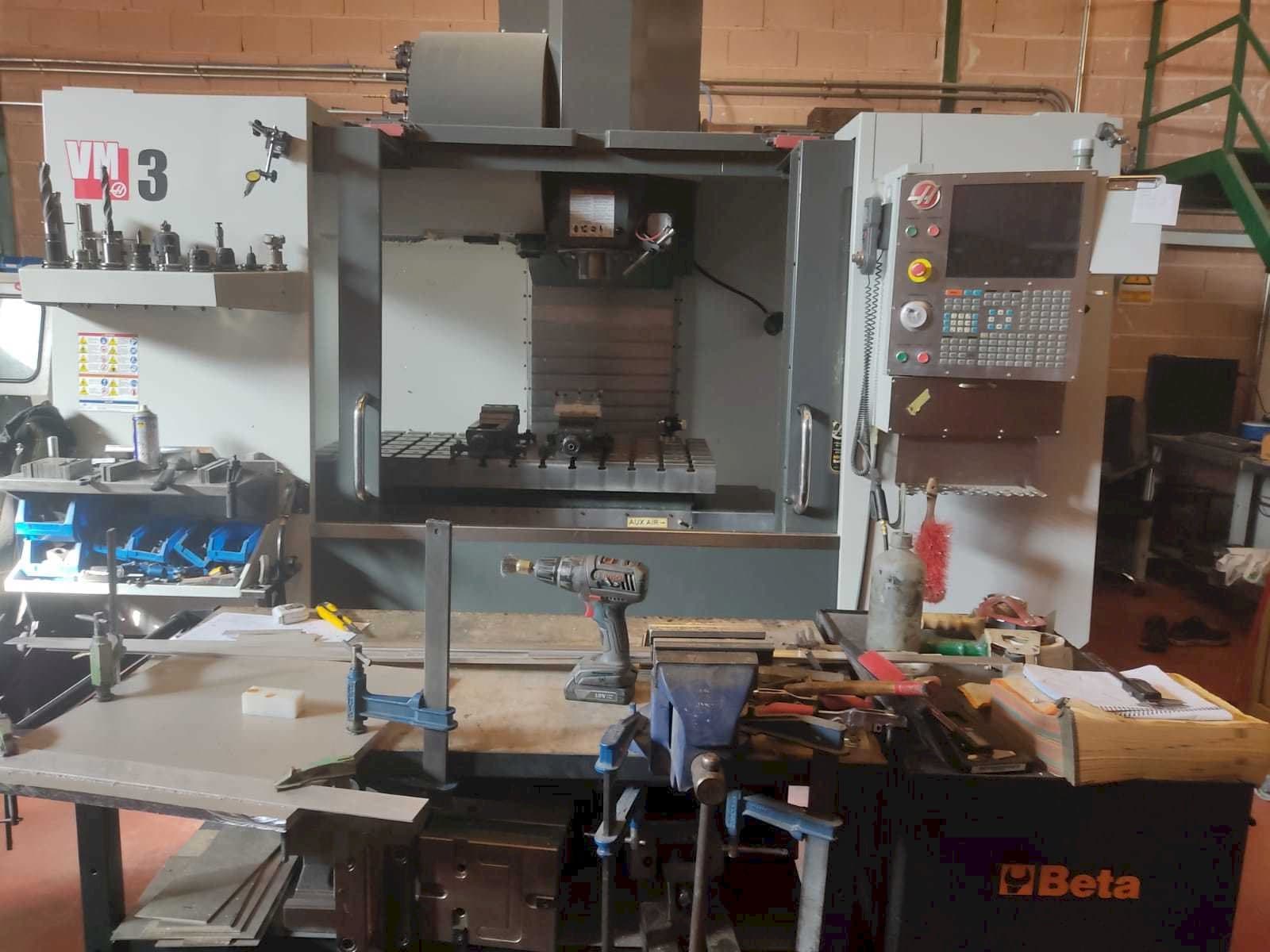 Vista Frontal  da HAAS VM-3  máquina