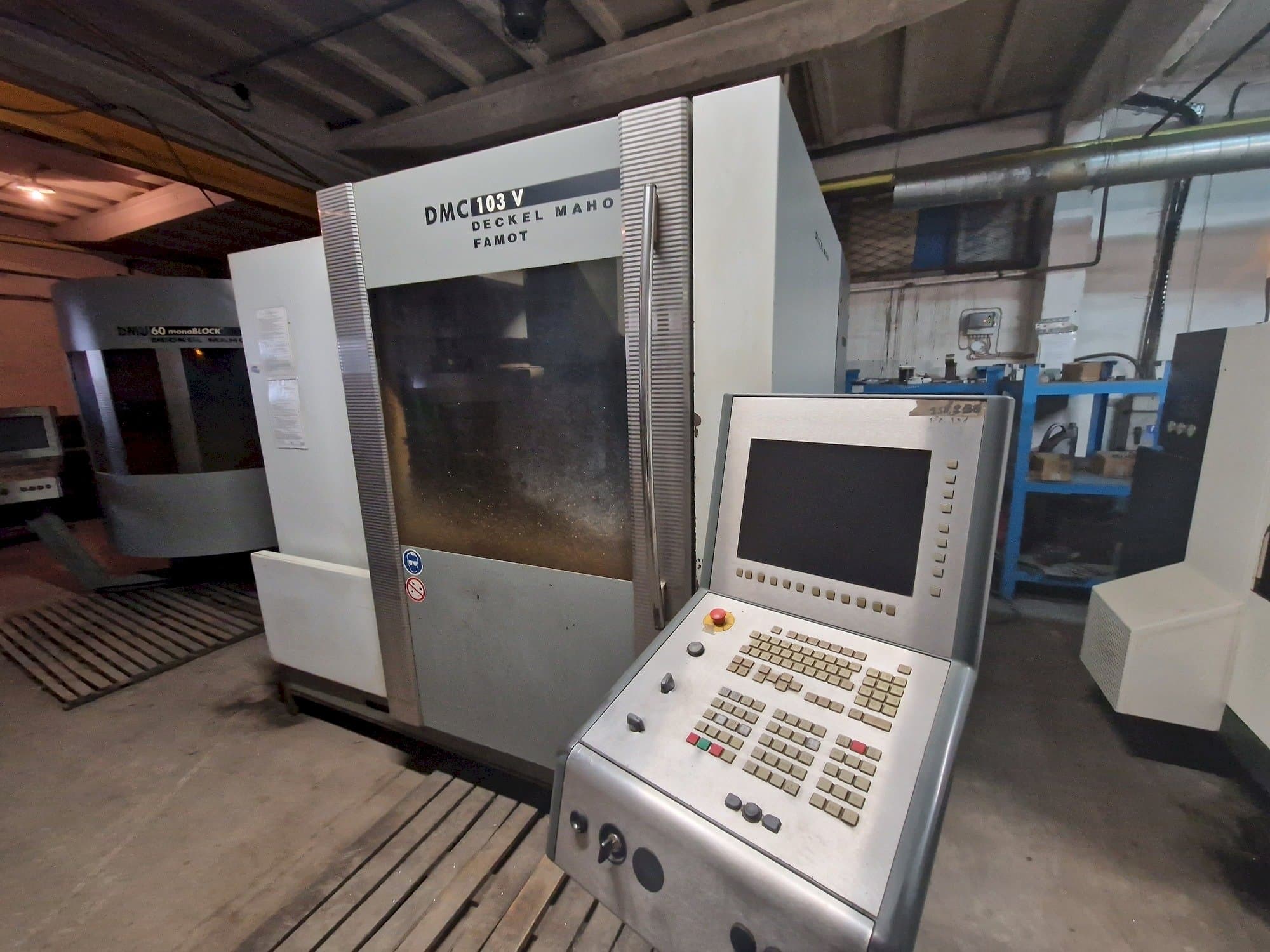 Vista Frontal  da DMG DMC 103V  máquina