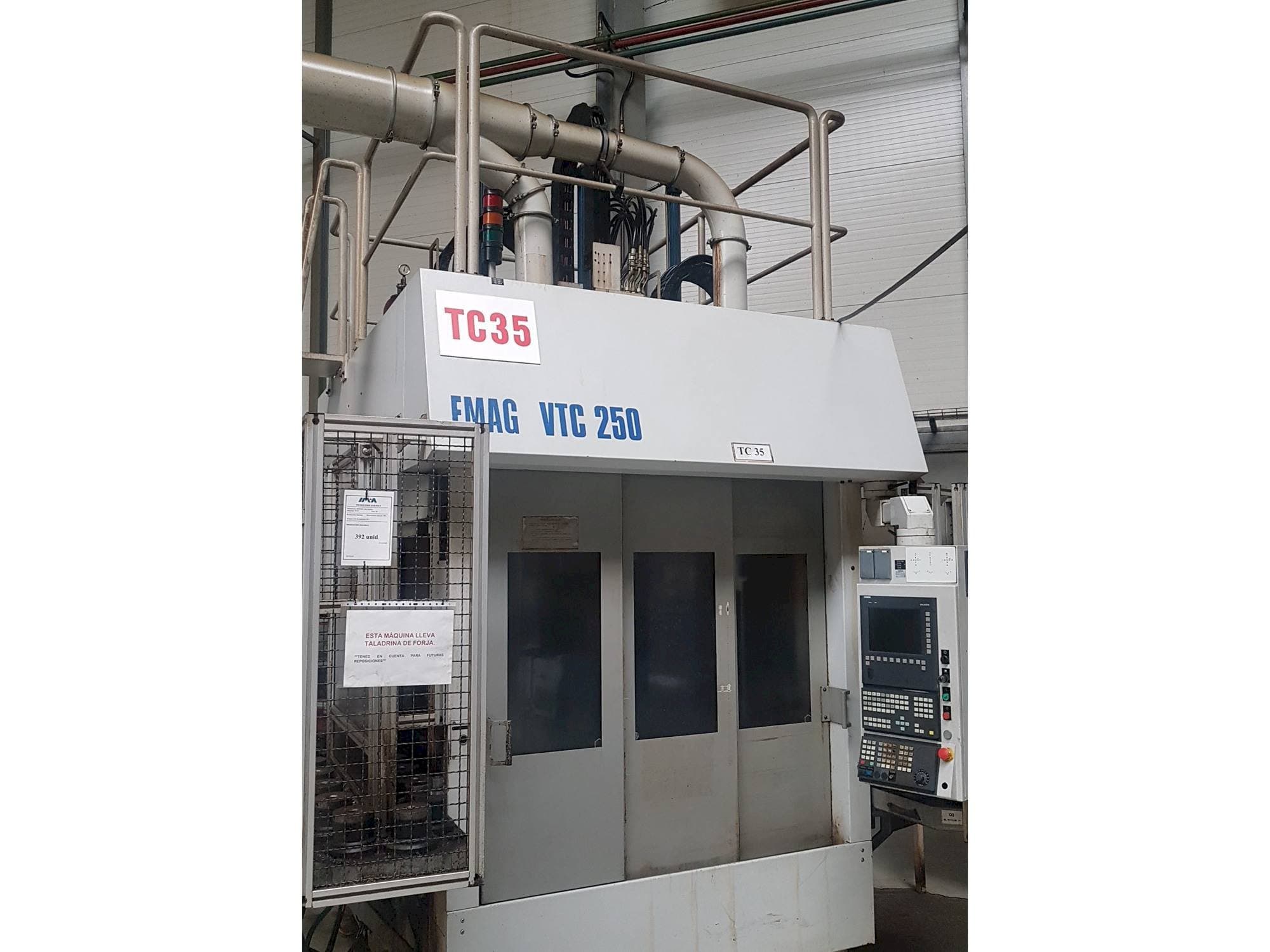 Vista Frontal  da EMAG VTC 250  máquina