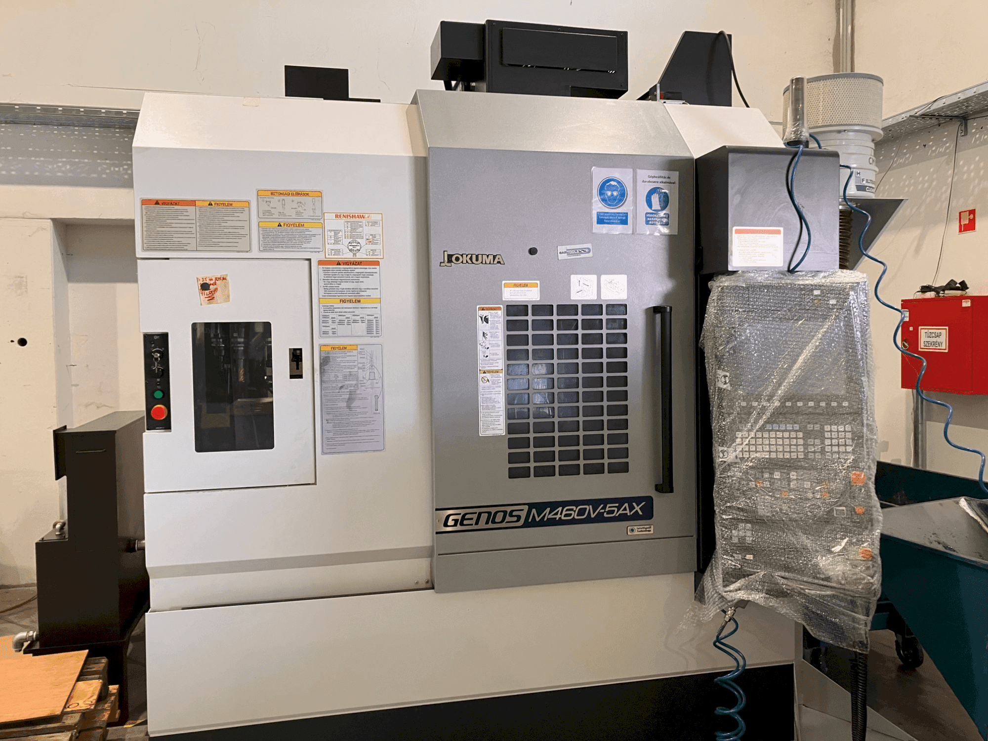 Vista Frontal  da Okuma GENOS M460V-5AX  máquina