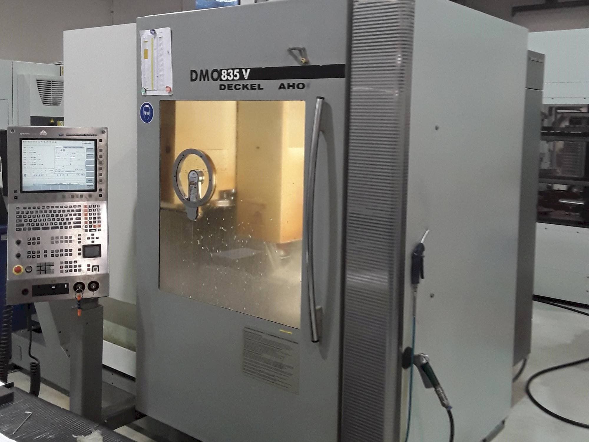 Vista Frontal  da DECKEL MAHO DMC 835 V  máquina