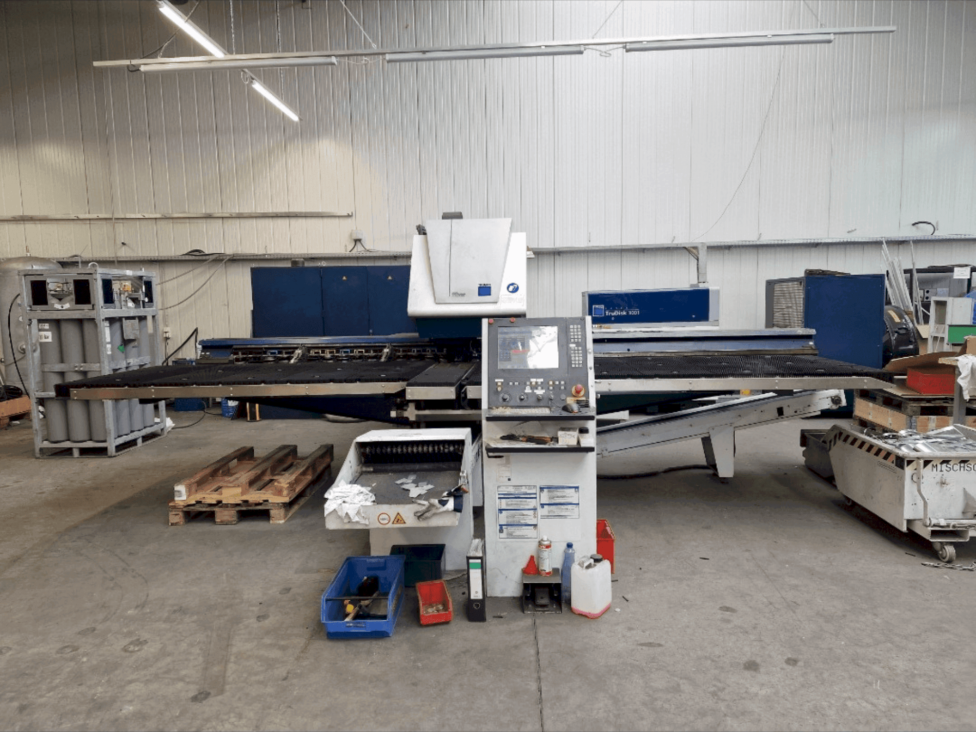 Vista Frontal  da TRUMPF TruMatic 3000 Fiber  máquina