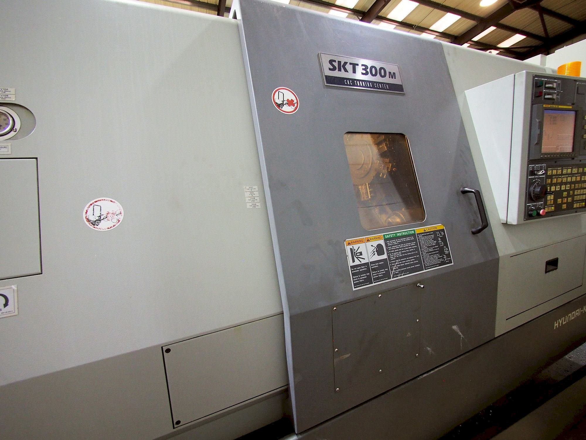 Vista Frontal  da Hyundai Kia SKT 300M  máquina